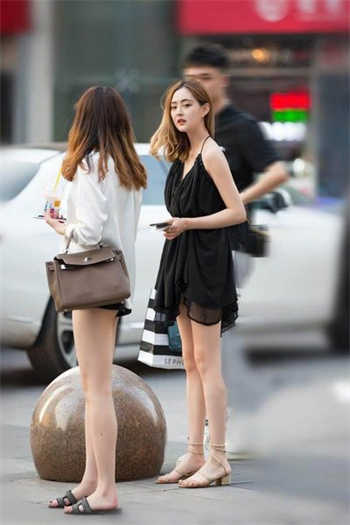 邻居出差了我上他老婆