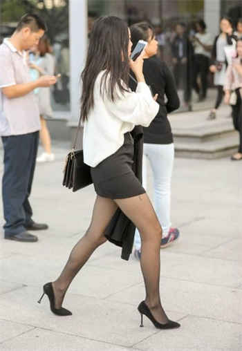 一个女老师和一对双胞胎