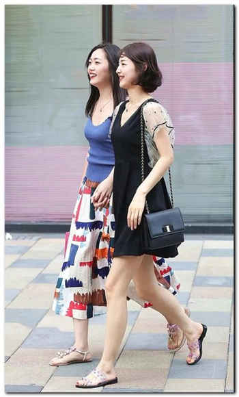 绑架美女挠脚心