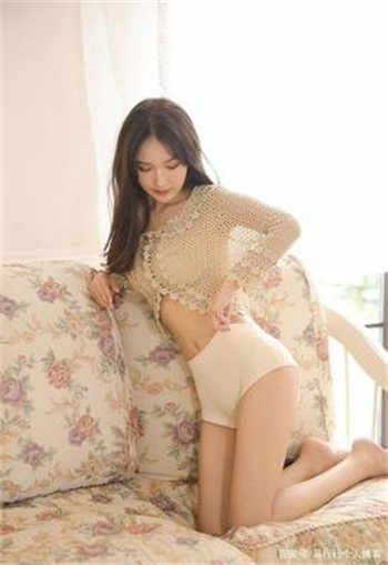一个女人聚会唱歌到半夜
