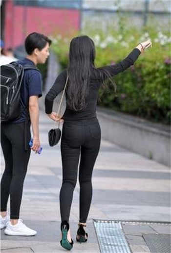 在舞厅看老婆上台表演