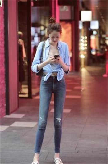 漂亮老婆让快递员换灯泡
