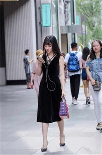 漂亮女护工照顾70岁老人