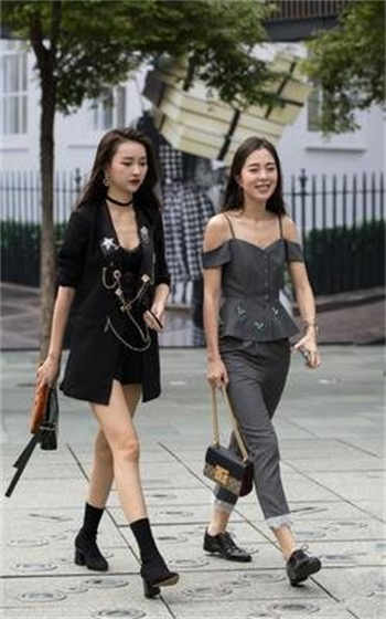 老师尿急拉链拉不开了